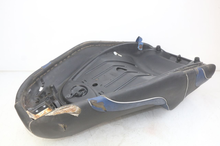 photo de ASIENTO PIAGGIO MP3 LT 400 (2007 - 2012) - Detalles de los puntos de fijación