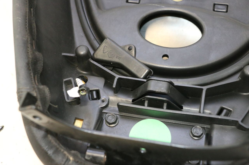 photo de ASIENTO PIAGGIO MP3 LT 400 (2007 - 2012) - Primer plano de alta resolución