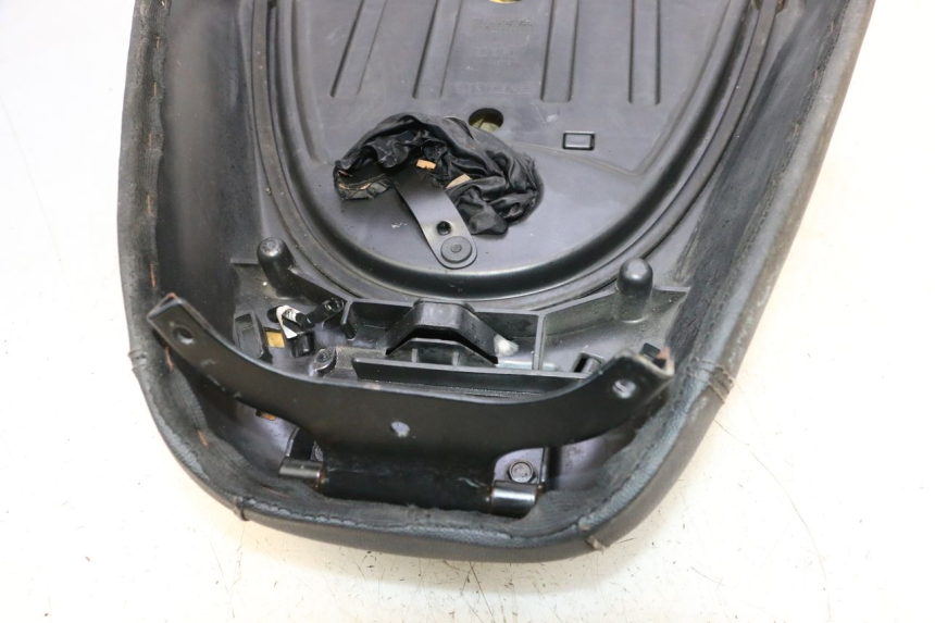 photo de ASIENTO PIAGGIO MP3 RL 250 (2006 - 2010) - Zoom sobre los componentes
