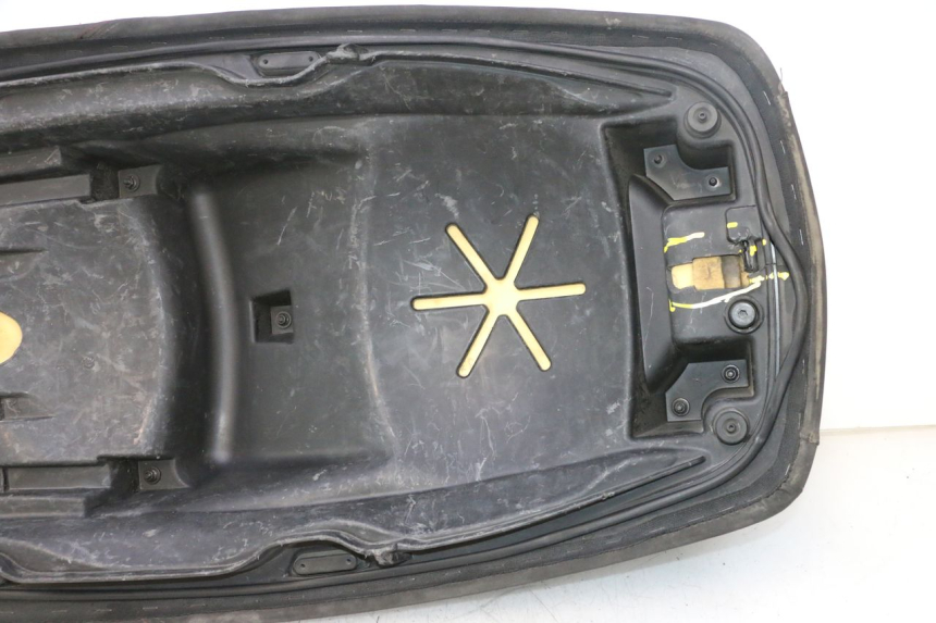 photo de ASIENTO PIAGGIO MP3 500 (2016 - 2018) - Detalles de los puntos de fijación