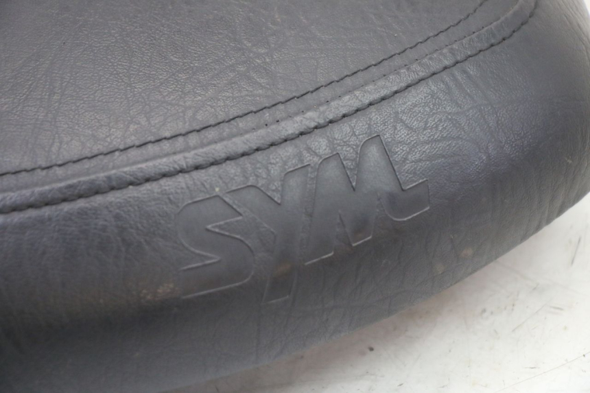 photo de ASIENTO SYM ORBIT III 3 4T 50 (2021 - 2025) - Detalles de los puntos de fijación