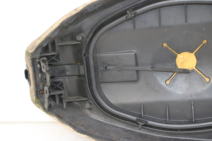 photo de ASIENTO PIAGGIO VESPA LX 150 (2005 - 2013) - Detalles de los puntos de fijación