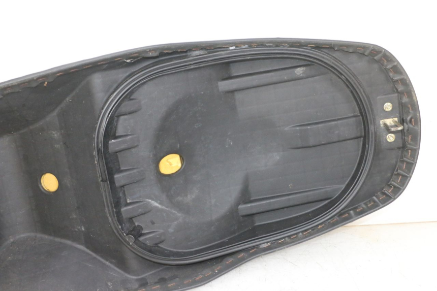 photo de ASIENTO DAELIM S1 125 (2007 - 2016) - Detalles de los puntos de fijación