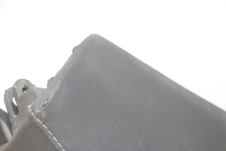 photo de ASIENTO PEUGEOT SATELIS 125 (2013 - 2018) - Primer plano de alta resolución