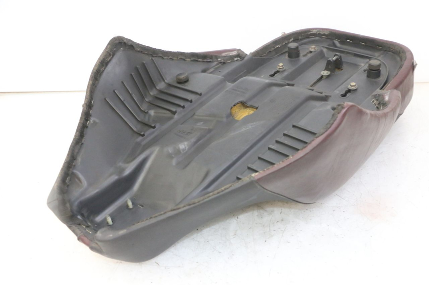 photo de ASIENTO APRILIA SCARABEO GT TOURING 125 (1999 - 2005) - Detalles de los puntos de fijación