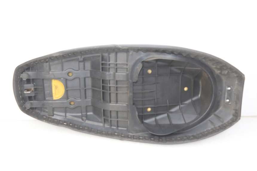photo de ASIENTO SUZUKI SIXTEEN 125 (2008 - 2010) - Zoom sobre los componentes