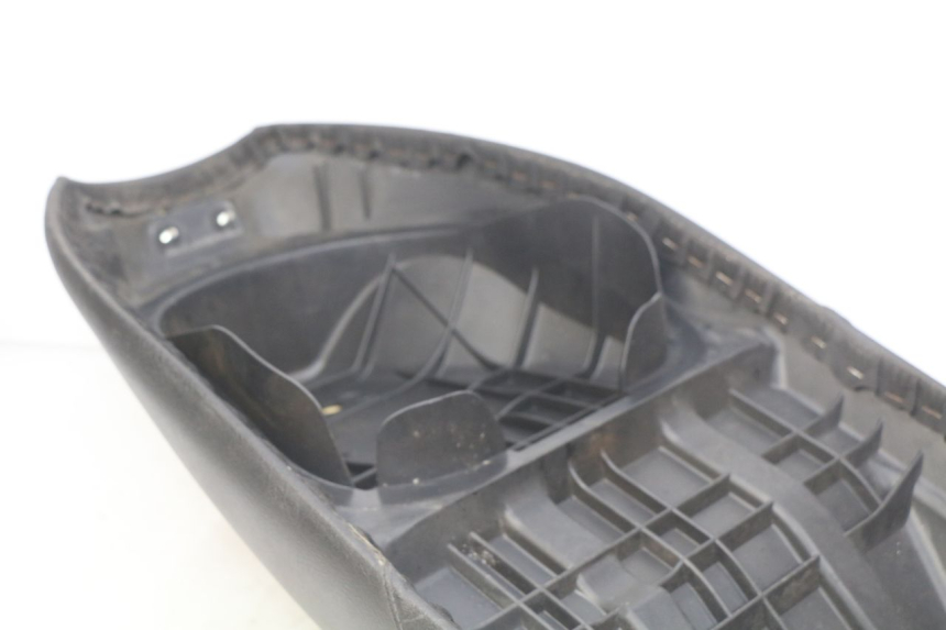 photo de ASIENTO SUZUKI SIXTEEN 125 (2008 - 2010) - Detalles de los puntos de fijación