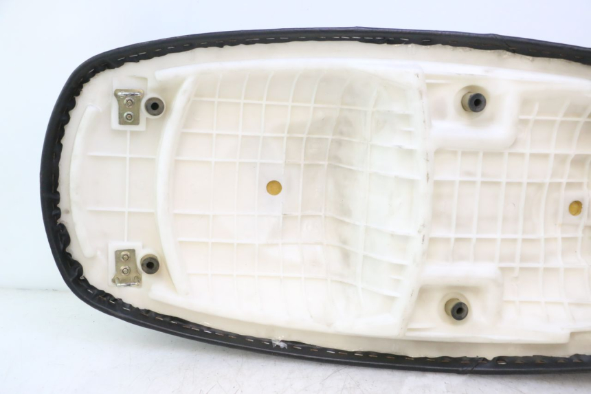 photo de ASIENTO RAZZO STEED 125 (2012 - 2018) - Detalles de los puntos de fijación