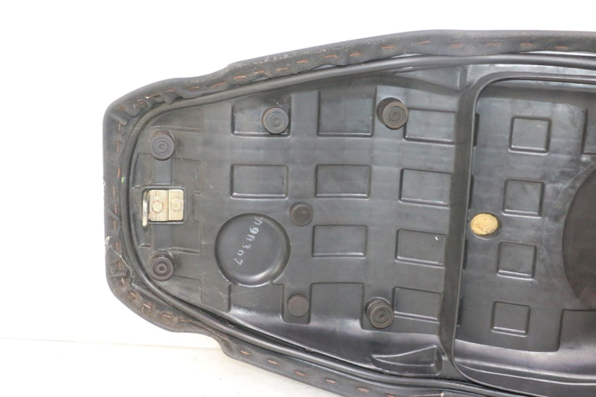 photo de ASIENTO KYMCO SUPER 8 2T 50 (2007 - 2013) - Primer plano de alta resolución