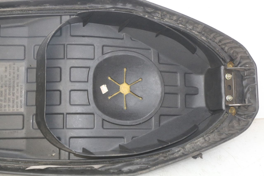 photo de ASIENTO SYM SYMPHONY 125 (2009 - 2015) - Detalles de los puntos de fijación