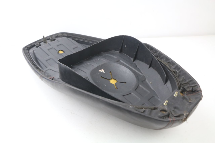 photo de ASIENTO SYM SYMPHONY 50 (2009 - 2015) - Detalles de los puntos de fijación