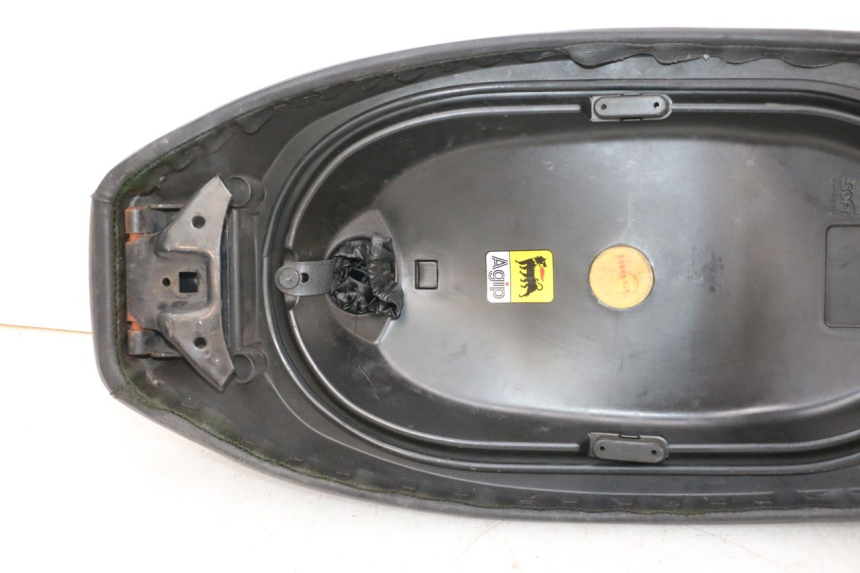photo de ASIENTO PIAGGIO VESPA GTS SUPER IE 125 (2009 - 2016) - Detalles de los puntos de fijación
