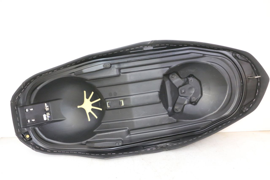 photo de ASIENTO YAMAHA XMAX X-MAX 125 (2021 - 2025) - Zoom sobre los componentes