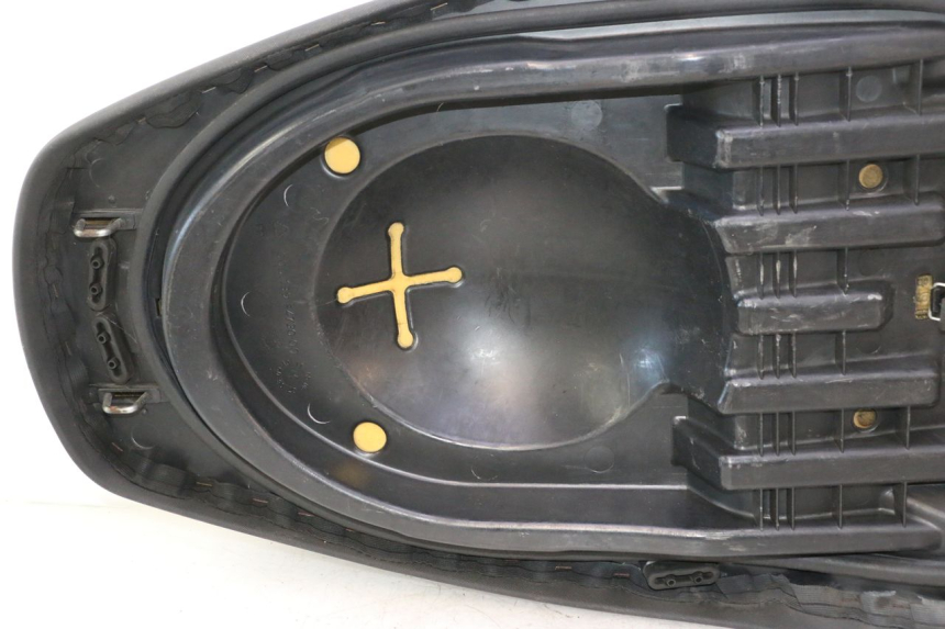 photo de ASIENTO YAMAHA XMAX X-MAX 125 (2006 - 2009) - Detalles de los puntos de fijación