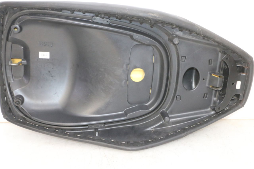 photo de ASIENTO PIAGGIO XEVO - X EVO 125 (2007 - 2017) - Detalles de los puntos de fijación
