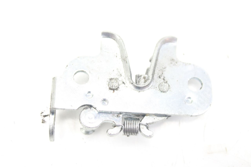 photo de CERRADURA DEL ASIENTO PEUGEOT KISBEE 4T 50 (2018 - 2022) - Detalle de la pieza