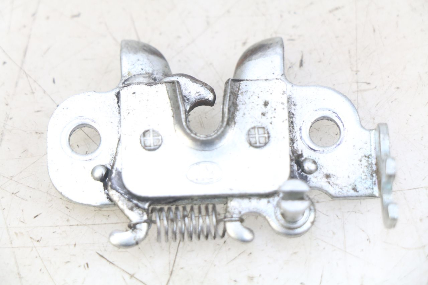 photo de CERRADURA DEL ASIENTO PEUGEOT KISBEE 4T 50 (2018 - 2022) - Detalle de la pieza