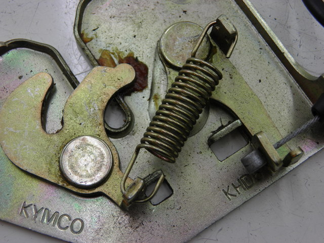 photo de CIERRE ASIENTO HOOK KYMCO QUANNON NAKED 125 (2010) - Zoom estado de uso