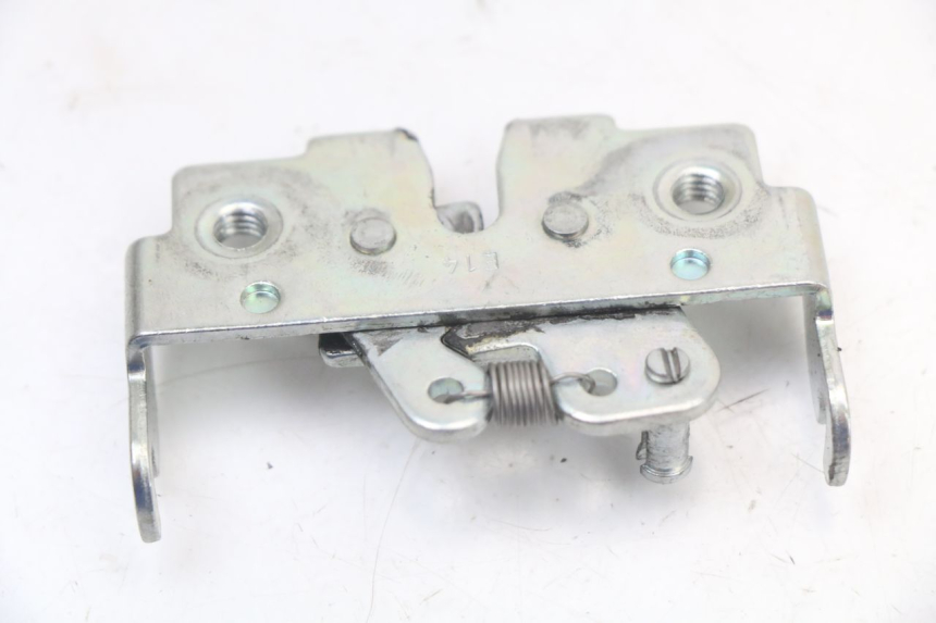 photo de CERRADURA DEL ASIENTO MBK OVETTO ONE 2T 50 (2013 - 2017) - Otra perspectiva