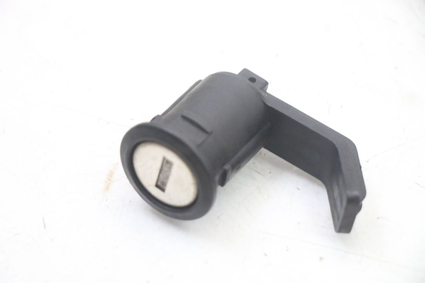 photo de CIERRE ASIENTO HOOK PEUGEOT SATELIS COMPRESSOR K15 125 (2006 - 2009) - Otra perspectiva