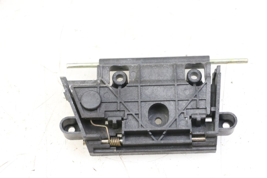 photo de CIERRE ASIENTO HOOK PEUGEOT VIVACITY 125 (2010 - 2017) - Zoom estado de uso