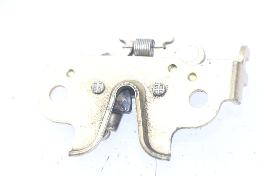 photo de CIERRE ASIENTO HOOK PEUGEOT STREETZONE 2T 50 (2014 - 2019) - Zoom estado de uso