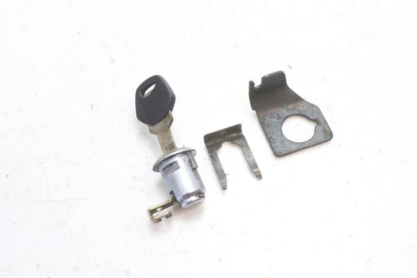 photo de CIERRE ASIENTO HOOK SUZUKI SV S 650 (2003 - 2009) - Primer plano técnico