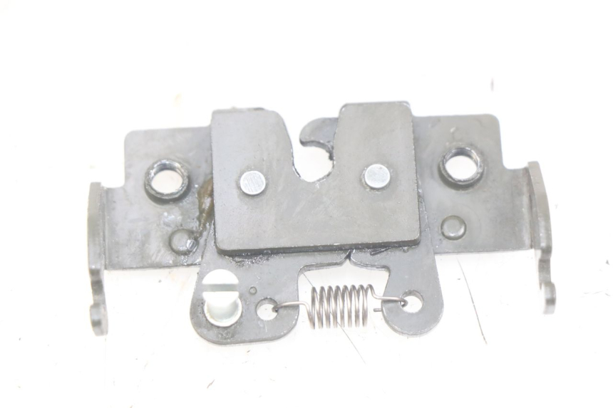 photo de CERRADURA DEL ASIENTO PIAGGIO X8 125 (2004 - 2007) - Zoom estado de uso