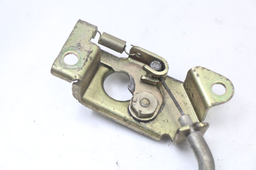 photo de Cerradura del asiento HYOSUNG GV AQUILA 125 (2000 - 2009) - Zoom estado de uso