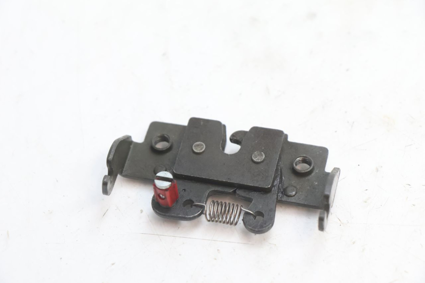photo de CERRADURA DEL ASIENTO MBK BOOSTER SPIRIT 50 (2004 - 2017) - Detalle de la pieza