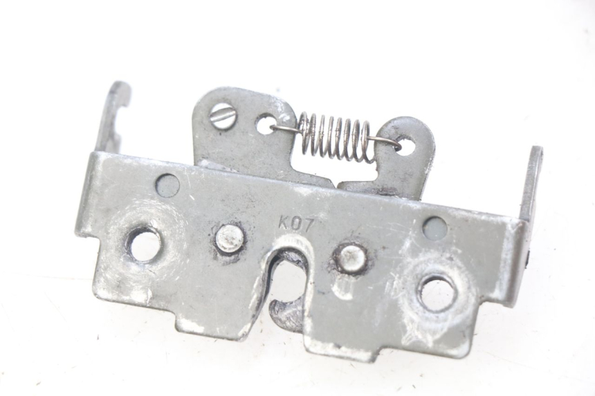 photo de CIERRE ASIENTO HOOK MBK BOOSTER SPIRIT NAKED 50 (2004 - 2017) - Detalle de la pieza