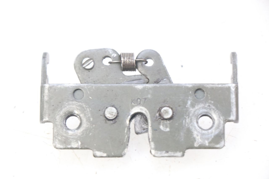 photo de CIERRE ASIENTO HOOK MBK BOOSTER SPIRIT NAKED 50 (2004 - 2017) - Zoom estado de uso