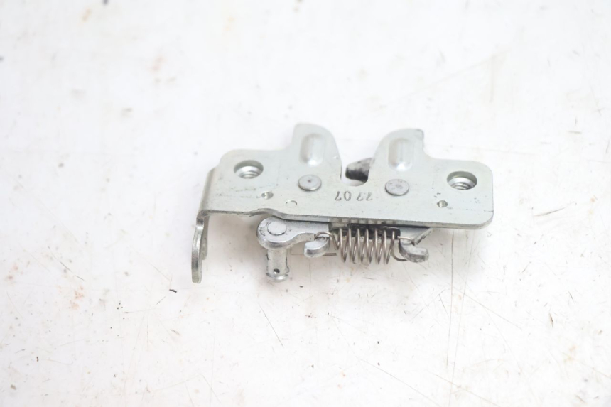 photo de CIERRE ASIENTO HOOK SUZUKI BURGMAN EXECUTIVE ABS 650 (2006 - 2012) - Primer plano técnico