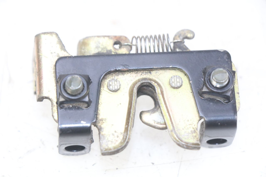 photo de CERRADURA DEL ASIENTO SYM CROX 4T 50 (2016 - 2023) - Detalle de la pieza