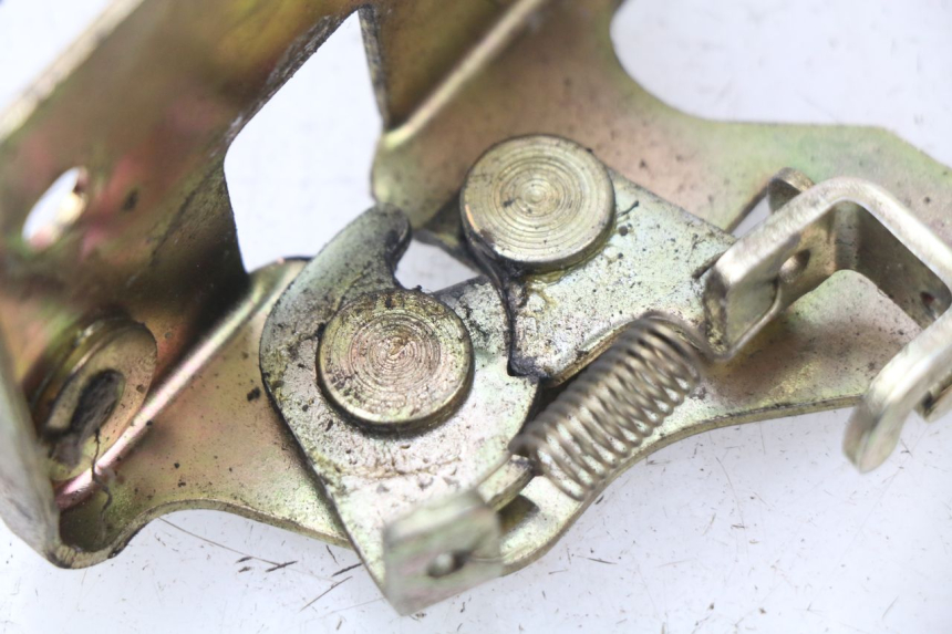 photo de CIERRE ASIENTO HOOK SYM DD 50 (2005 - 2011) - Detalle de la pieza