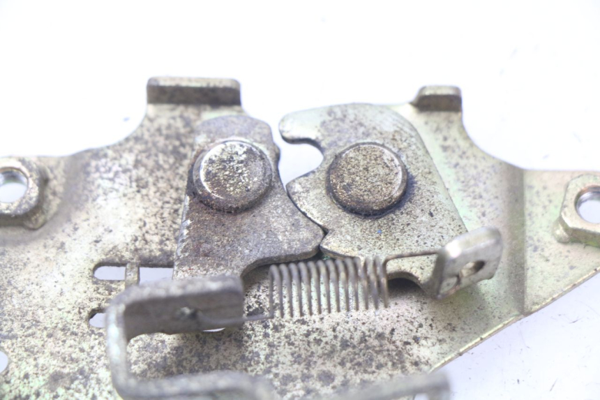 photo de CERRADURA DEL ASIENTO SYM FIDDLE 2 50 (2008 - 2013) - Detalle de la pieza