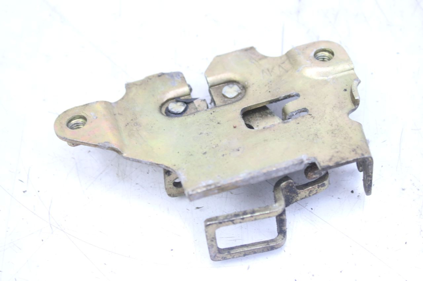 photo de CERRADURA DEL ASIENTO SYM FIDDLE 2 50 (2008 - 2013) - Zoom estado de uso