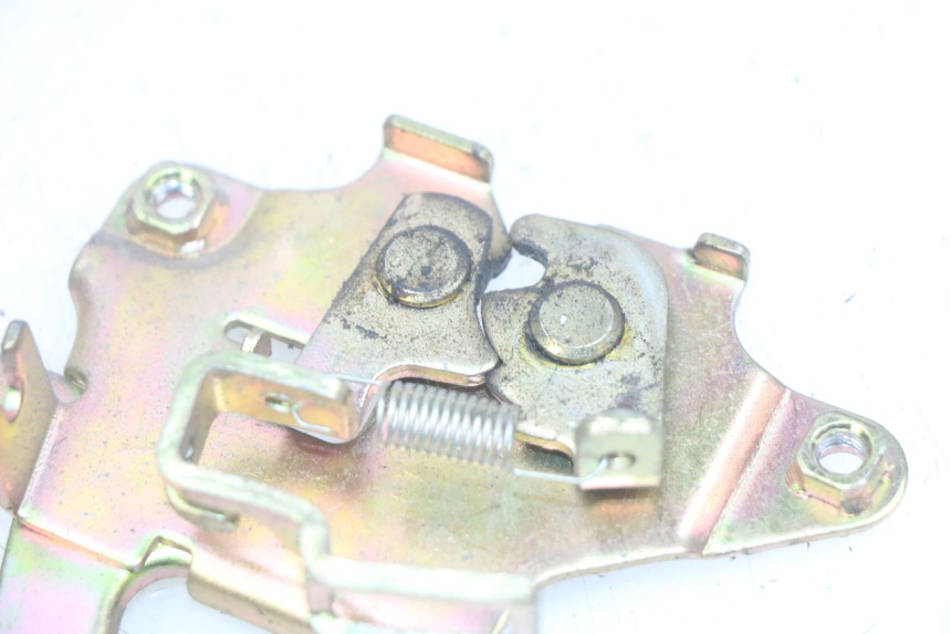 photo de CERRADURA DEL ASIENTO SYM FIDDLE 3 III 125 (2014 - 2020) - Detalle de la pieza