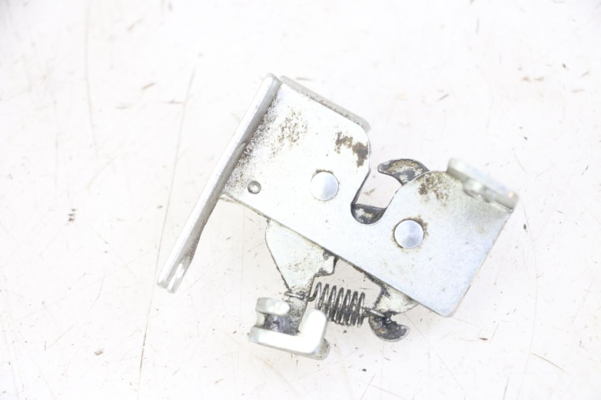 photo de CERRADURA DE ASIENTO VENESI FLY RETRO 4T 50 (2020 - 2025) - Detalle de la pieza