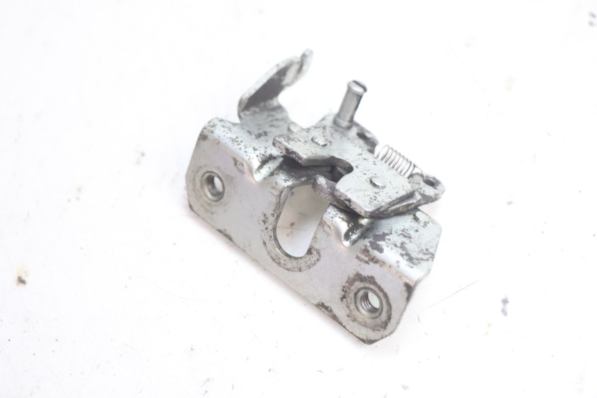 photo de CIERRE ASIENTO HOOK GILERA GP 800 (2007 - 2013) - Otra perspectiva