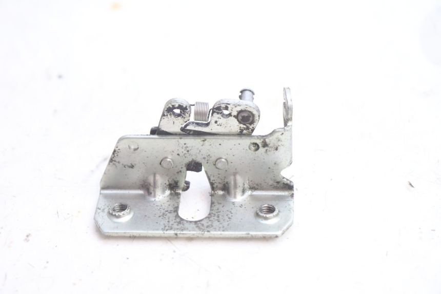photo de CIERRE ASIENTO HOOK GILERA GP 800 (2007 - 2013) - Primer plano técnico