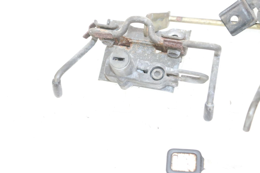 photo de CIERRE ASIENTO HOOK KAWASAKI GPX R WARBIRD 600 (1988 - 1993) - Recambio usado revisado