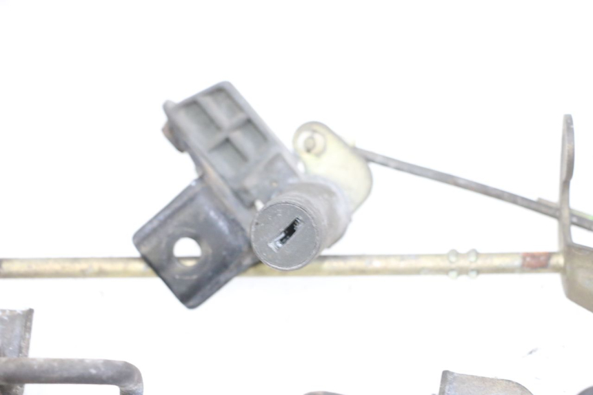 photo de CIERRE ASIENTO HOOK KAWASAKI GPX R WARBIRD 600 (1988 - 1993) - Marcados y referencias originales