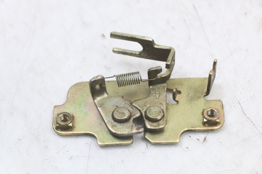 photo de CERRADURA DEL ASIENTO SYM JET 14 4T 50 (2018 - 2022) - Detalle de la pieza