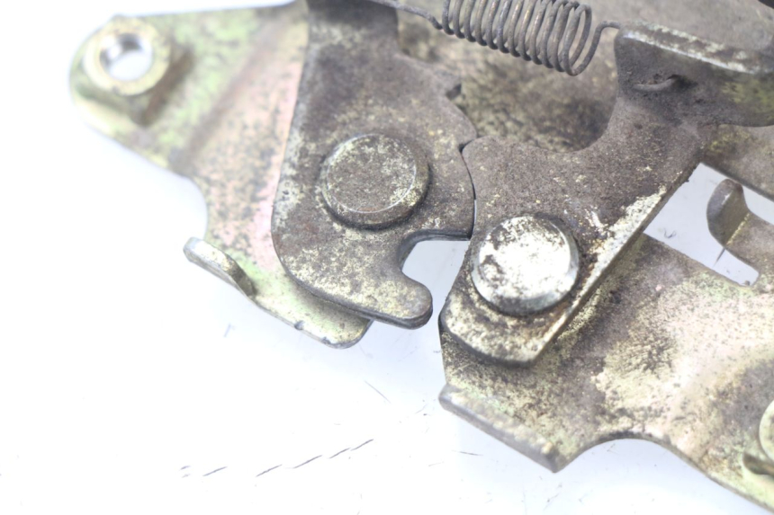 photo de CIERRE ASIENTO HOOK SYM JET 4 50 (2010 - 2014) - Detalle de la pieza