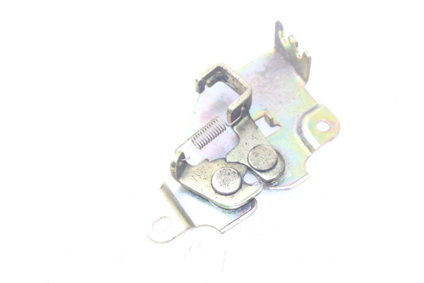 photo de CIERRE ASIENTO HOOK SYM JOYMAX 250 (2013 - 2017) - Detalle de la pieza