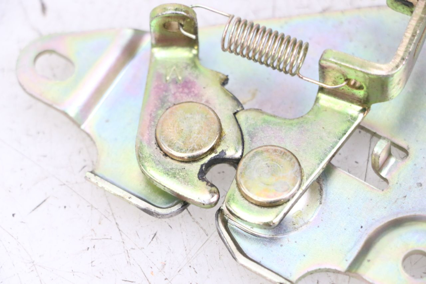 photo de CIERRE ASIENTO HOOK SYM JOYMAX 125 (2010 - 2017) - Detalle de la pieza