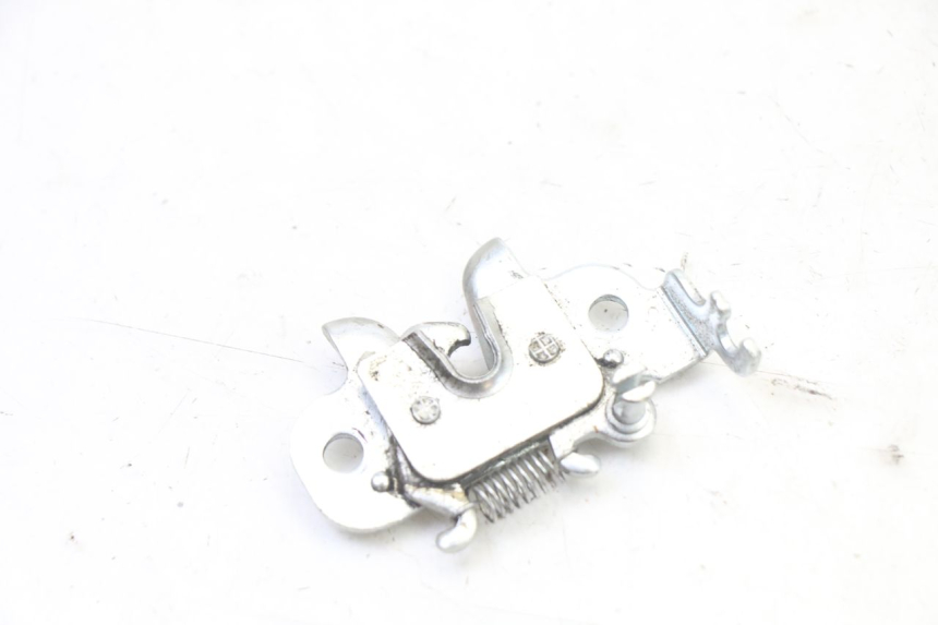 photo de CIERRE ASIENTO HOOK PEUGEOT KISBEE 2T 50 (2018 - 2022) - Detalle de la pieza