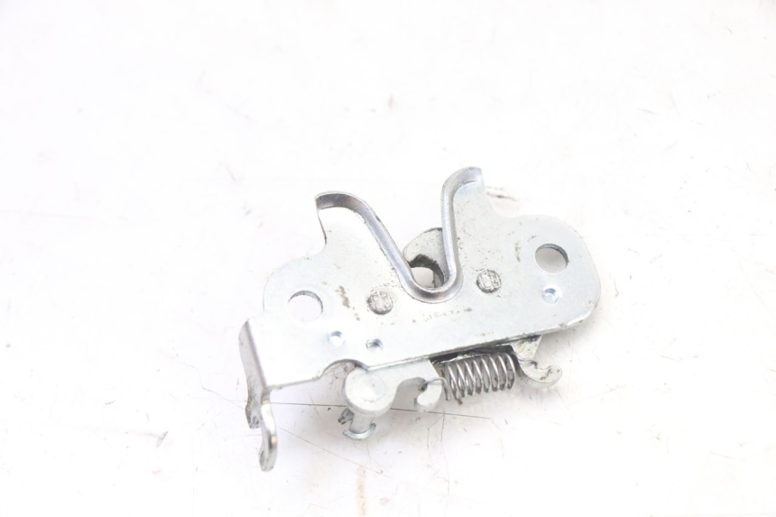 photo de CIERRE ASIENTO HOOK PEUGEOT KISBEE 2T 50 (2018 - 2022) - Otra perspectiva