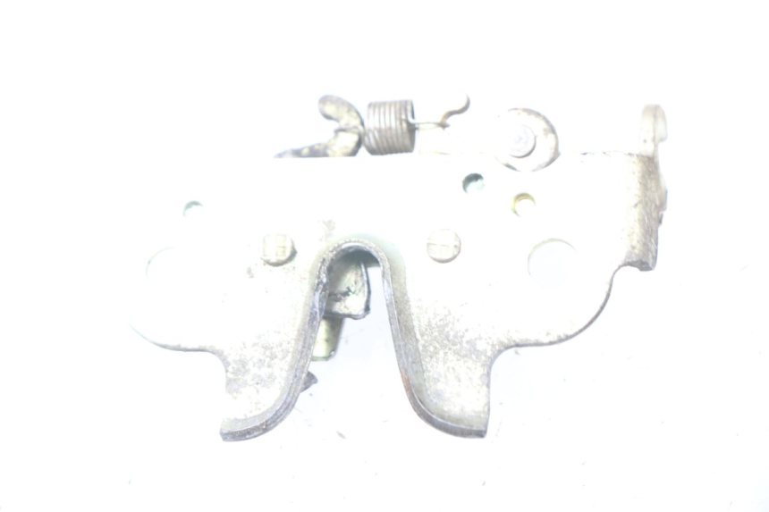 photo de CERRADURA DE ASIENTO PEUGEOT KISBEE 4T 50 (2010 - 2017) - Zoom estado de uso